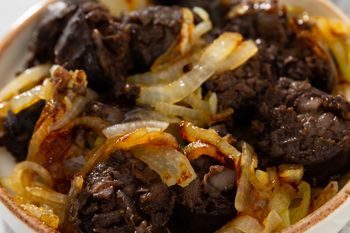 Wymieszaj z owocami i połóż na grillu. Skuszą się nawet ci, którzy nie lubią kaszanki