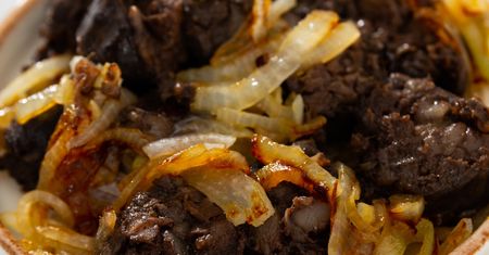 Wymieszaj z owocami i połóż na grillu. Skuszą się nawet ci, którzy nie lubią kaszanki