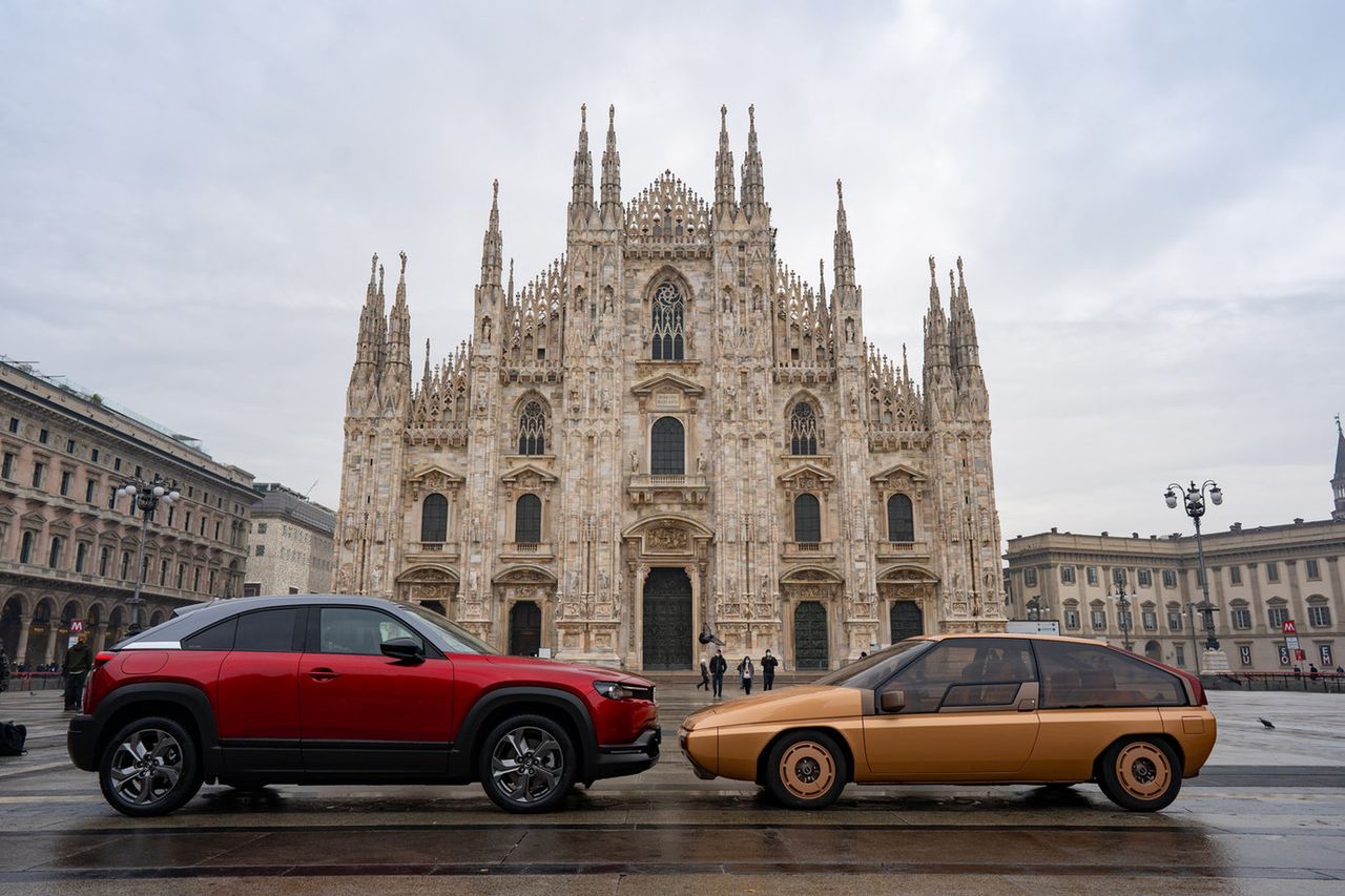Na wzór sesji z lat 80. Mazdę MX-81 po 40 latach znów postawiono pod katedrą w Mediolanie. Tym razem nie jest jednak sama