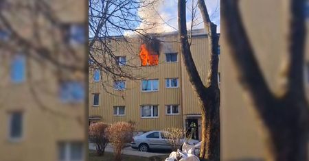 Pożar mieszkania przy ul. Skautów w Lublinie. Ogień wydostawał się przez okno [NAGRANIE]