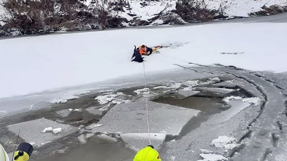 Policjant wyciągnął zwierzę z wody narażając własne życie
