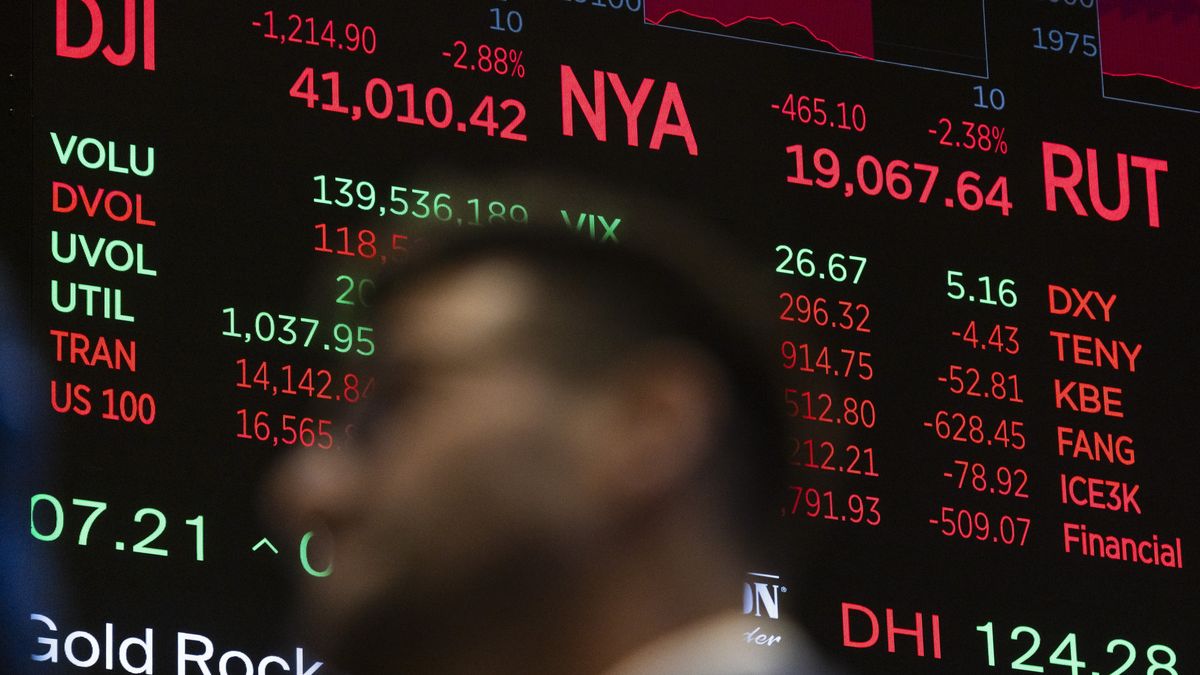 A screen shows the Dow Jones Industrial Average (L) on the floor of the New York Stock Exchange in New York, New York, USA, 03 April 2025. World financial markets are reacting to reciprocal tariffs that US President Donald Trump implemented on 02 April. EPA/JUSTIN LANE Dostawca: PAP/EPA.