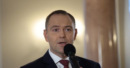 Nawrocki dystansuje. Nowy sondaż zaufania do polityków