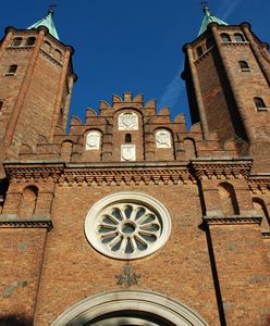 Strajk kobiet. Napis "Piekło kobiet" na murach zabytkowej katedry. Proboszcz apeluje do jego autorów