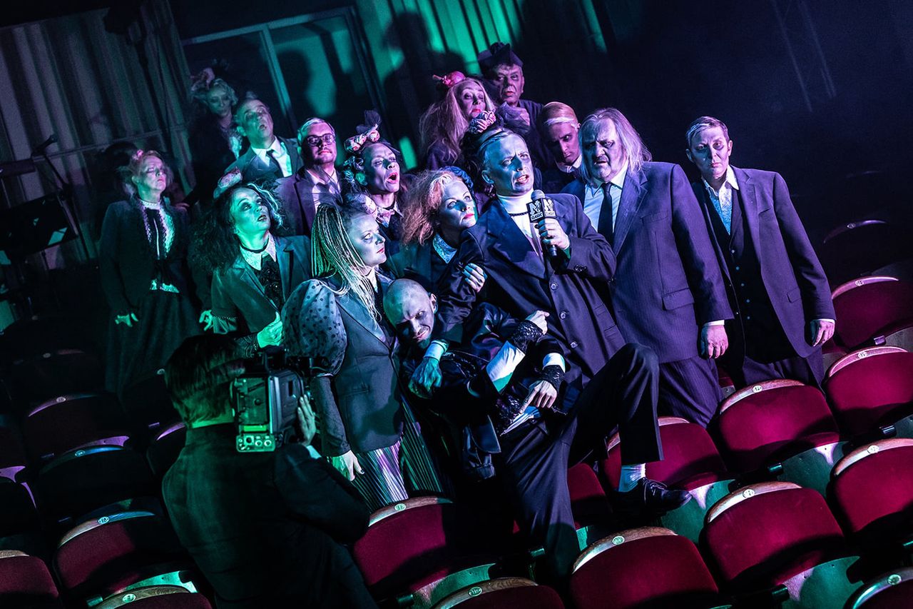 Hordy zombie, a wśród nich premier i para prezydencka. Śmieszny i przerażający jednocześnie obraz