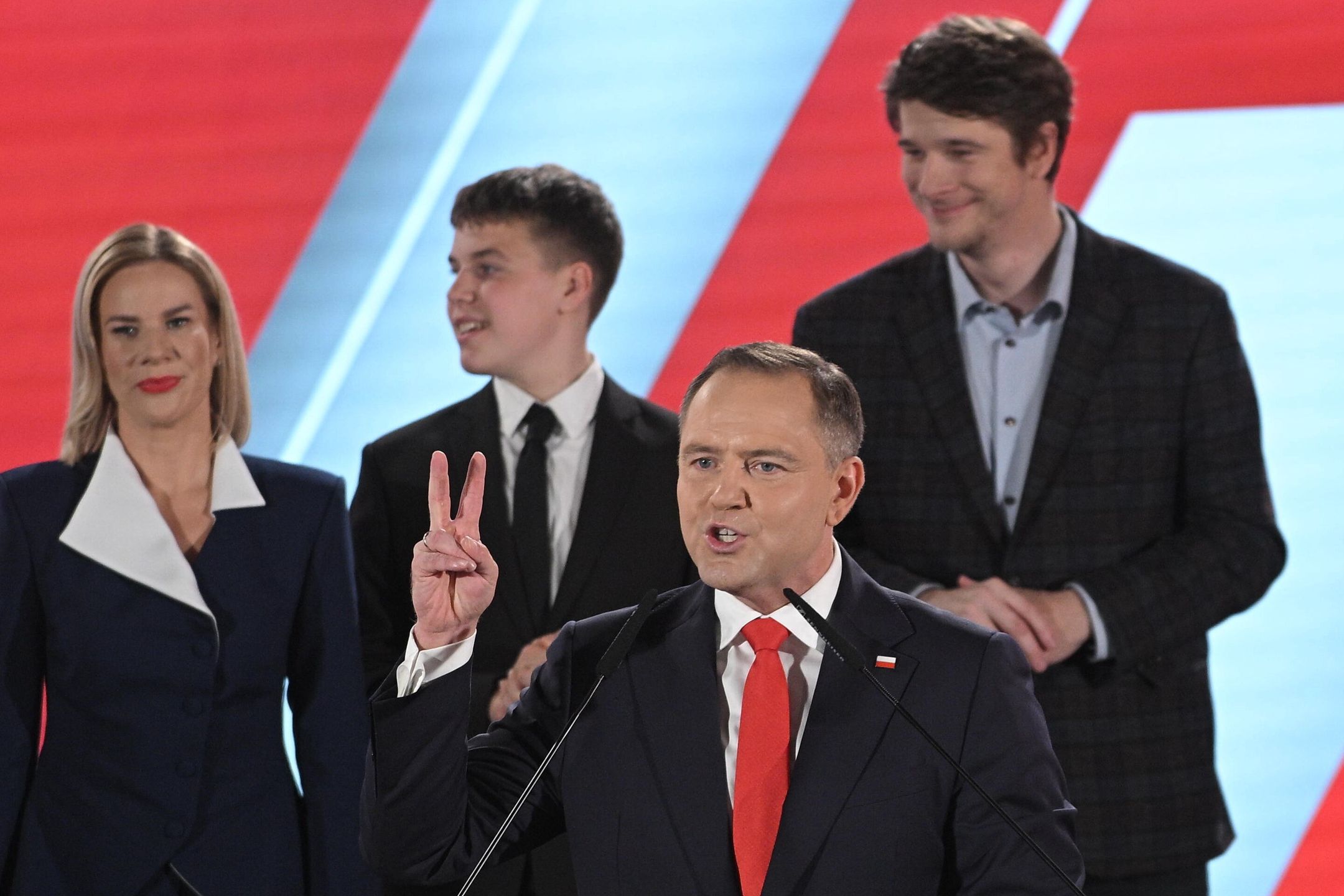 Karol Nawrocki z rodzin�
Warszawa, 01.06.2025. Wybory prezydenta RP - II tura. Kandydat Komitetu Obywatelskiego, popierany przez PiS prezes IPN Karol Nawrocki (front) z �on� Mart� (L) oraz synami Antonim (C) i Danielem (P) w swoim sztabie wyborczym, 1 bm. w Warszawie. Zako�czy�o si� g�osowanie w II turze wybor�w prezydenta RP. (mr) PAP/Marcin Obara
Marcin Obara
II, II tura, koniec ciszy wyborczej, prezydenckie, prezydenta rp, reakcja, reakcje, sztab, wybory, wynik, polityk, wiecz�r wyborczy