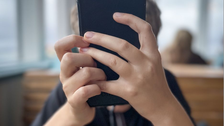 Czy AI pomoże oddzielić dzieci od cyberporno

