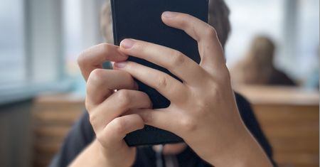 Koniec z oglądaniem porno przez nieletnich. Przełom na Wyspach coraz bliżej