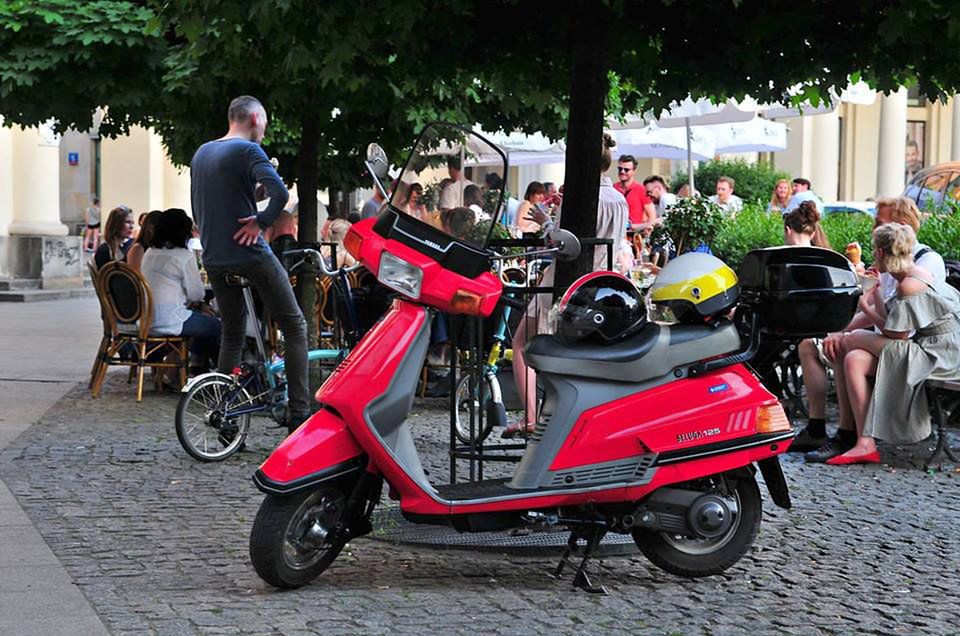 100 zł mandatu i 1 punkt karny. Nie wszystkie skutery są mile widziane na buspasach