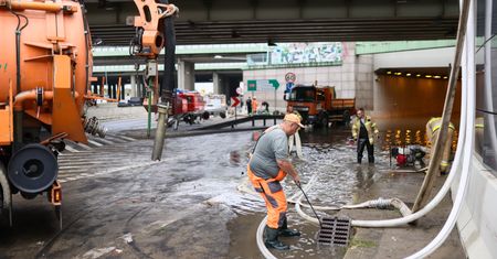"Absolutny rekord opadów". Co zrobić, żeby nie płakać nad stratami po nawałnicy?