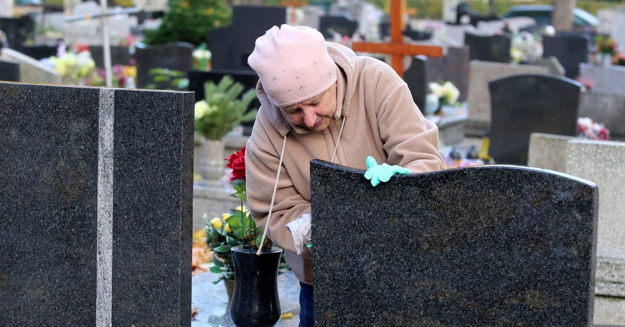 Jak umyć grób szybko i skutecznie? Zobacz proste sposoby