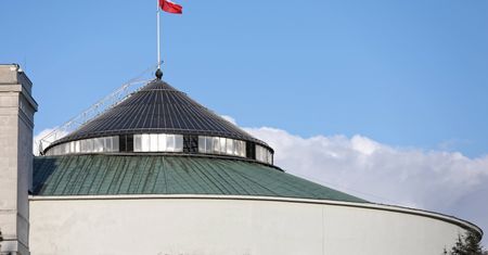 Doniesienia z Wiejskiej. Sejm się zbroi i rozbudowuje