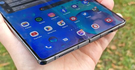 Samsung Galaxy Z Fold 4 ma ekran z fałdą nie bez powodu. Z kolejnej generacji skaza ma jednak zniknąć