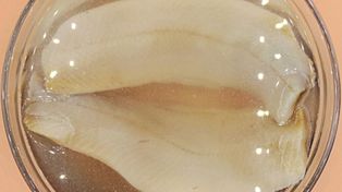 Śledź octowy czy w solance? Może drażnić żołądek lub podnosić ciśnienie