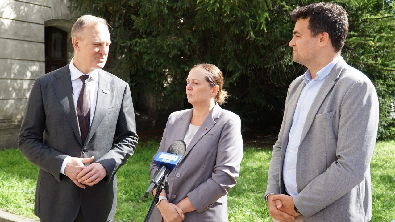 Joanna Skrzydlewska, marszałek województwa łódzkiego, prof. Janusz Piekarski, rektor Uniwersytetu Medycznego w Łodzi, Tomasz Karauda, radny Sejmiku Województwa Łódzkiego opowiadają o remoncie budynku.