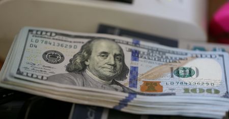 Dolar i euro mocno drożeją. "Brutalnie przerwana" dobra passa złotego