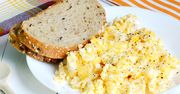 Dodaj do jajek i delikatnie wymieszaj. Jajecznica będzie wyjątkowo kremowa