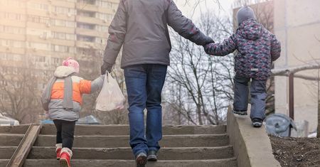 Zabawa dzieci na powietrzu wzmacnia ich odporność