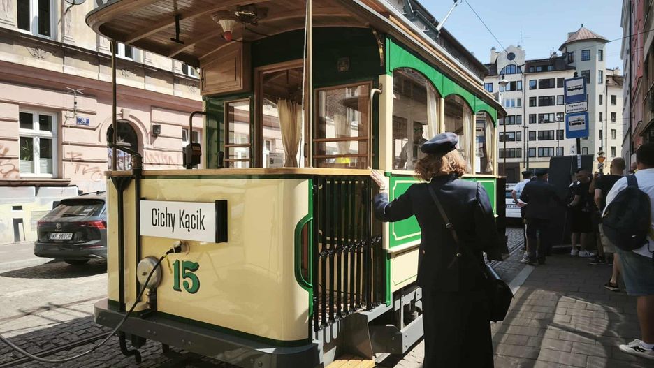 Poznański zabytkowy tramwaj na krakowskim Kazimierzu 