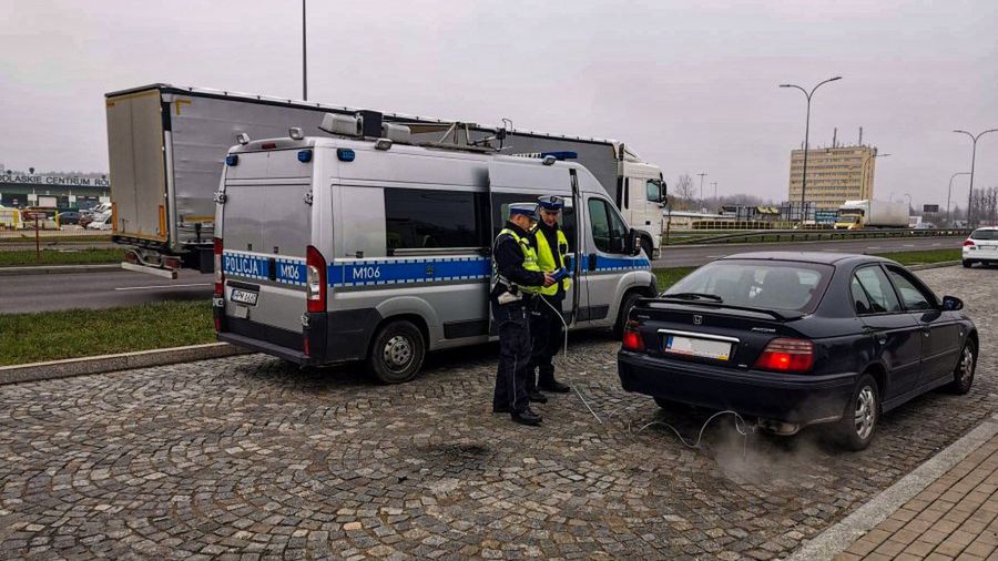 Policyjne akcje "Smog" mogą zniechęcić do używania starszych aut. Strefy czystego transportu zrobią to jednak skuteczniej