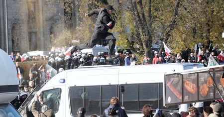 Koronawirus. Protest antycovidowców na placu Defilad. Policja użyła gazu pieprzowego