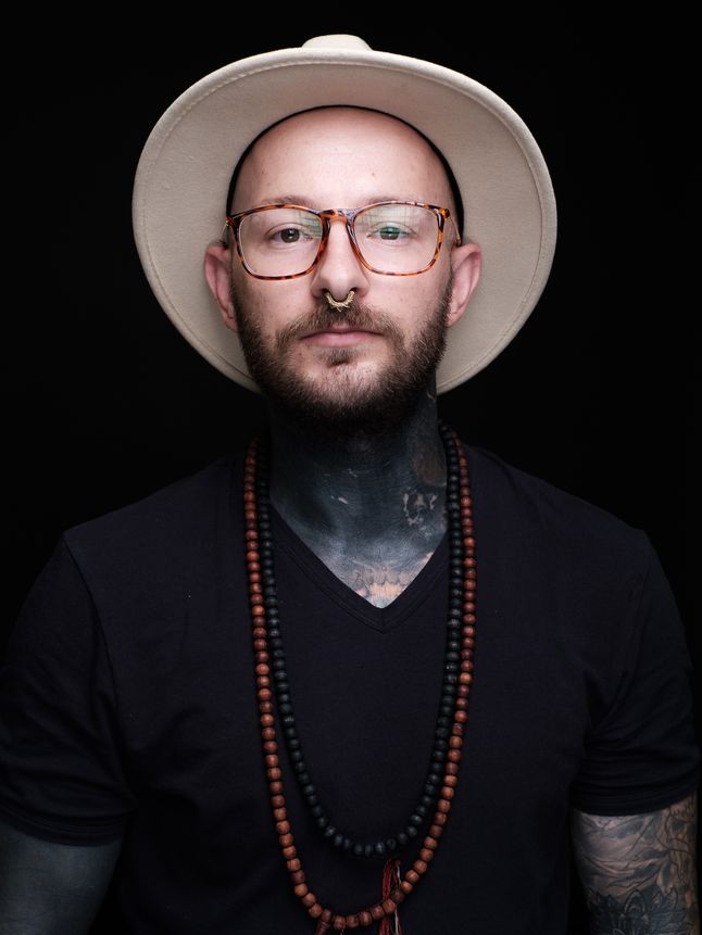 W ramach projektu odwiedziłem 3 konwencje tatuażu spod szyldu "Tattoo Konwent": Wrocław, Gdańsk oraz Katowice. Niestety w tym roku nie udało mi się zawitać do Poznania, a łódzka konwencja się nie odbędzie. Mocno mnie to motywuje do zabrania się za siebie w przyszłym roku i mam już plan na to, jak będę fotografował uczestników. Powiem wam tylko tyle, że kolejne odsłona "/INKED/" będzie bardziej kreatywna i będzie wymagała ode mnie więcej pracy. W końcu o to w tym chodzi, by stawiać sobie poprzeczkę coraz wyżej.