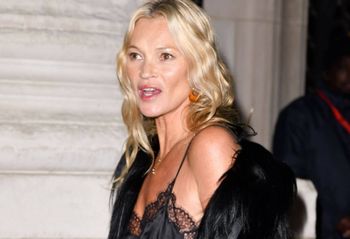 Skórzana spódnica to dopiero początek. W takim stroju przyszła na pokaz mody