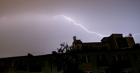 Mammatusy nad miastem. Od pioruna zapalił się dach