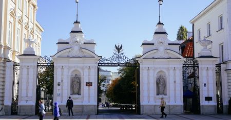 Profesor UW oskarżany o molestowanie przechodzi na emeryturę