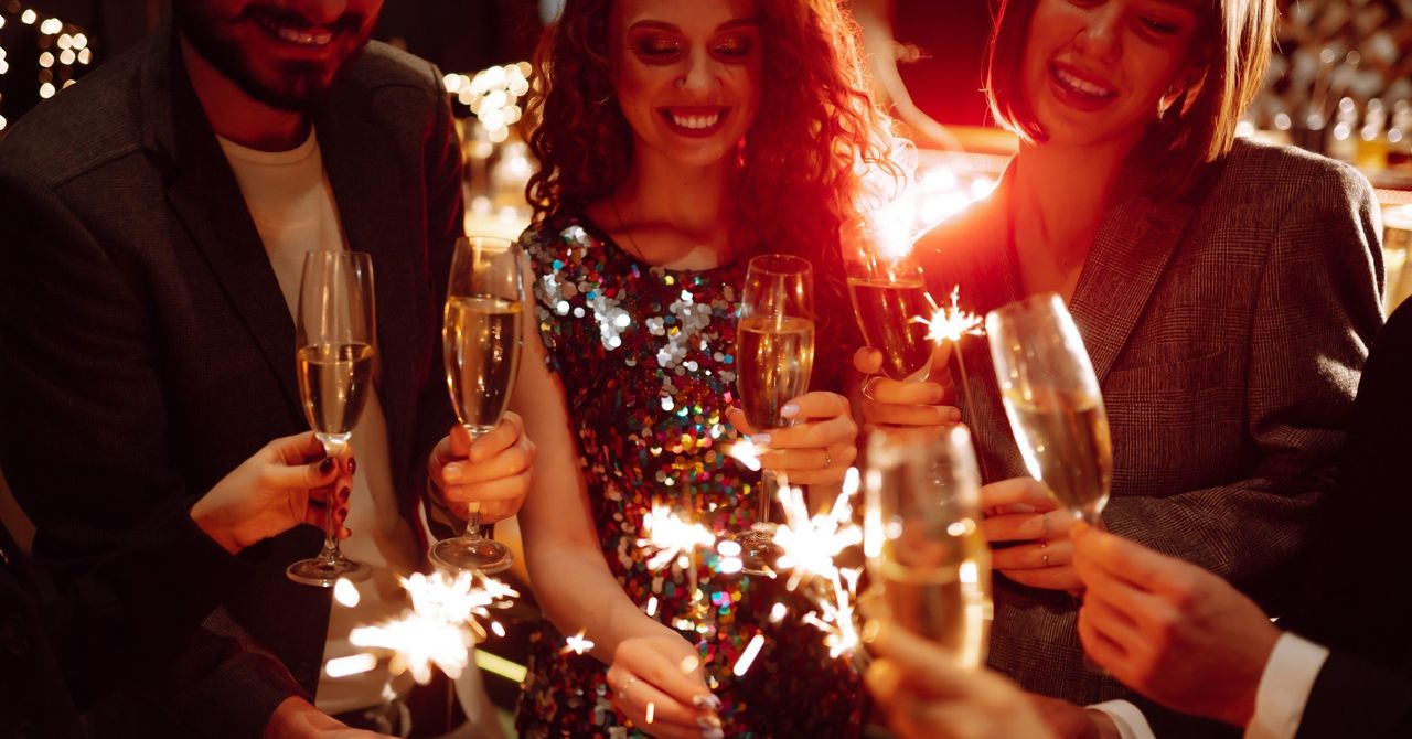 Kreacje na Sylwestra 2025. Jak wyglądać modnie i zaoszczędzić?