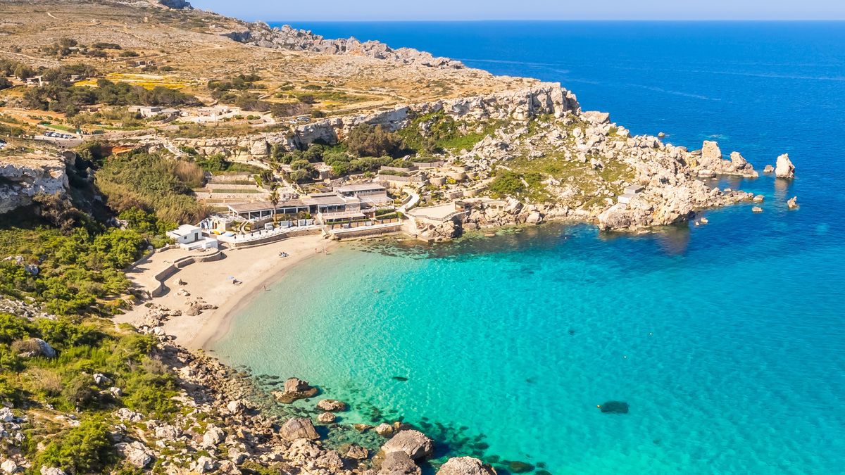 Malta kusi pięknym wybrzeżem