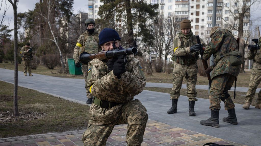 Nie żyje rosyjski major. Zdjęcie poglądowe z treningu ukraińskich wojsk Międzynarodowej Obrony Terytorialnej w Kijowie 9 marca 2022 r.