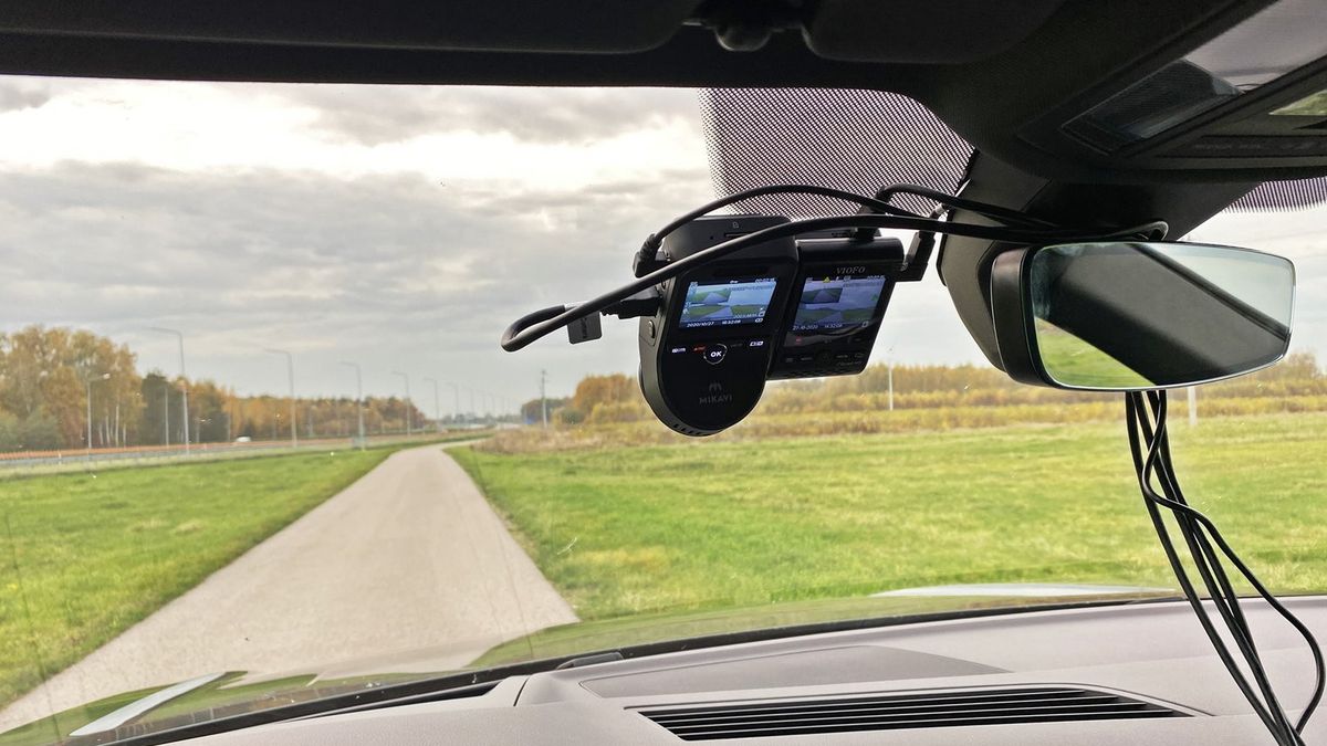 Kierowcy kupują rejestratory, by chronić się przed niesłusznymi zarzutami (np. sprawcy stłuczki). Kamera pomaga też w walce z piratami drogowymi.