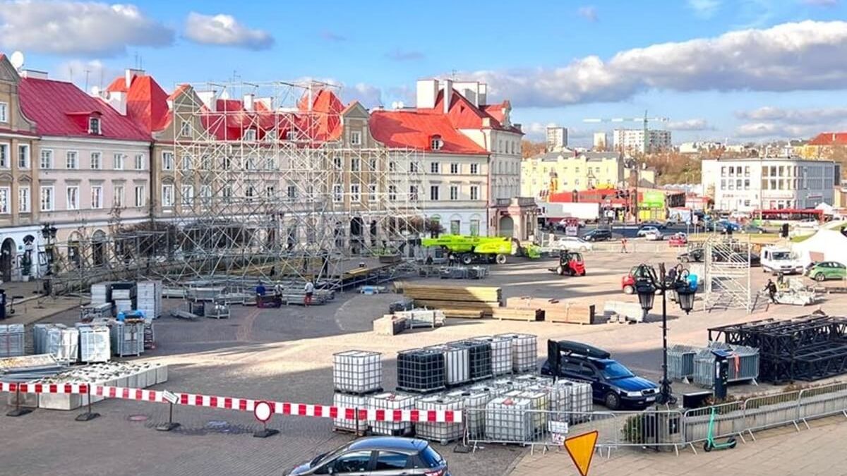Montaż sceny na Placu Zamkowym
