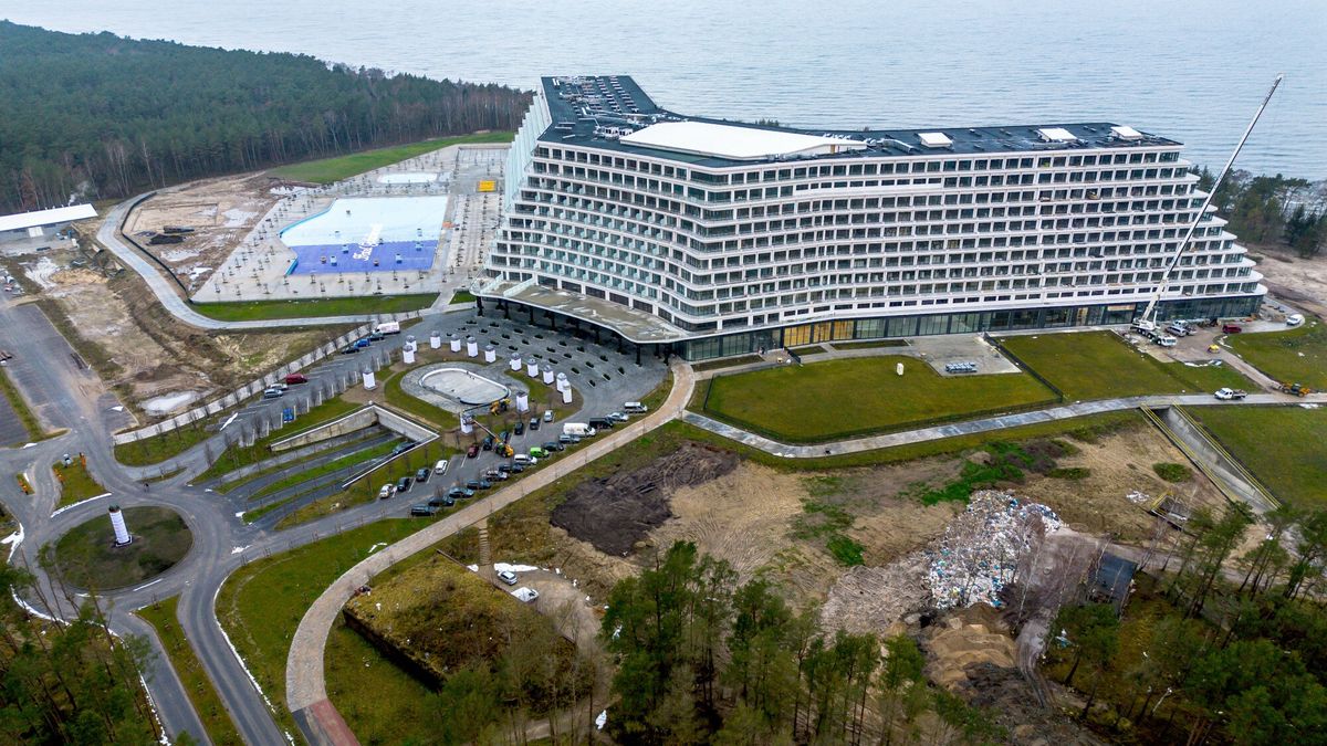 Hotel Go??biewski w Pobierowie
15.12.2023 Pobierowo  Budowa Hotelu Golebiewski w nadmorskim Pobierowie.  Najwiekszy hotel w Polsce. Powiatowy Inspektor Nadzoru Budowlanego w Gryficach stwierdzil brak uzyskania zezwolenia na budowe trzech basenow, brodzika i zespolu jacuzzi, wskutek czego wstrzymal prace na placu budowy. Fot. Przemek Swiderski/REPORTER
Przemek Swiderski/REPORTER