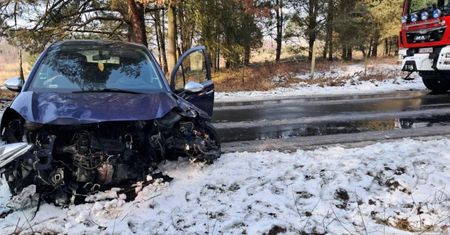 Czołówka citroena i BMW. Na drodze jest ślisko