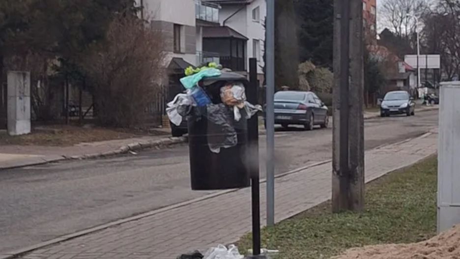 Przepełniony śmietnik w Lublinie.