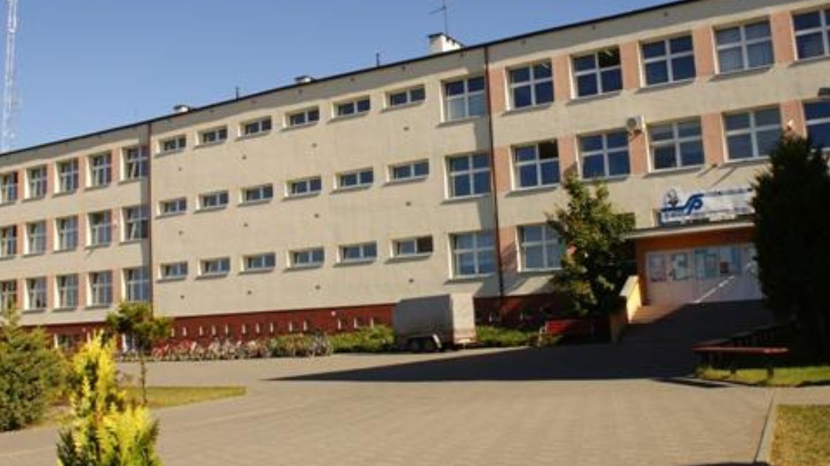 nauczyciel WF oskarżony o imprezę w kantorku i molestowanie uczennic