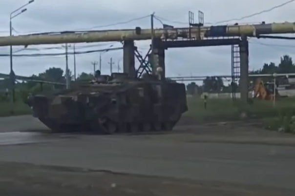 Tajemniczy rosyjski ciężki transporter opancerzony na przyzakładowych testach.