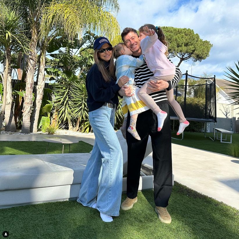 Robert i Anna Lewandowscy z córkami