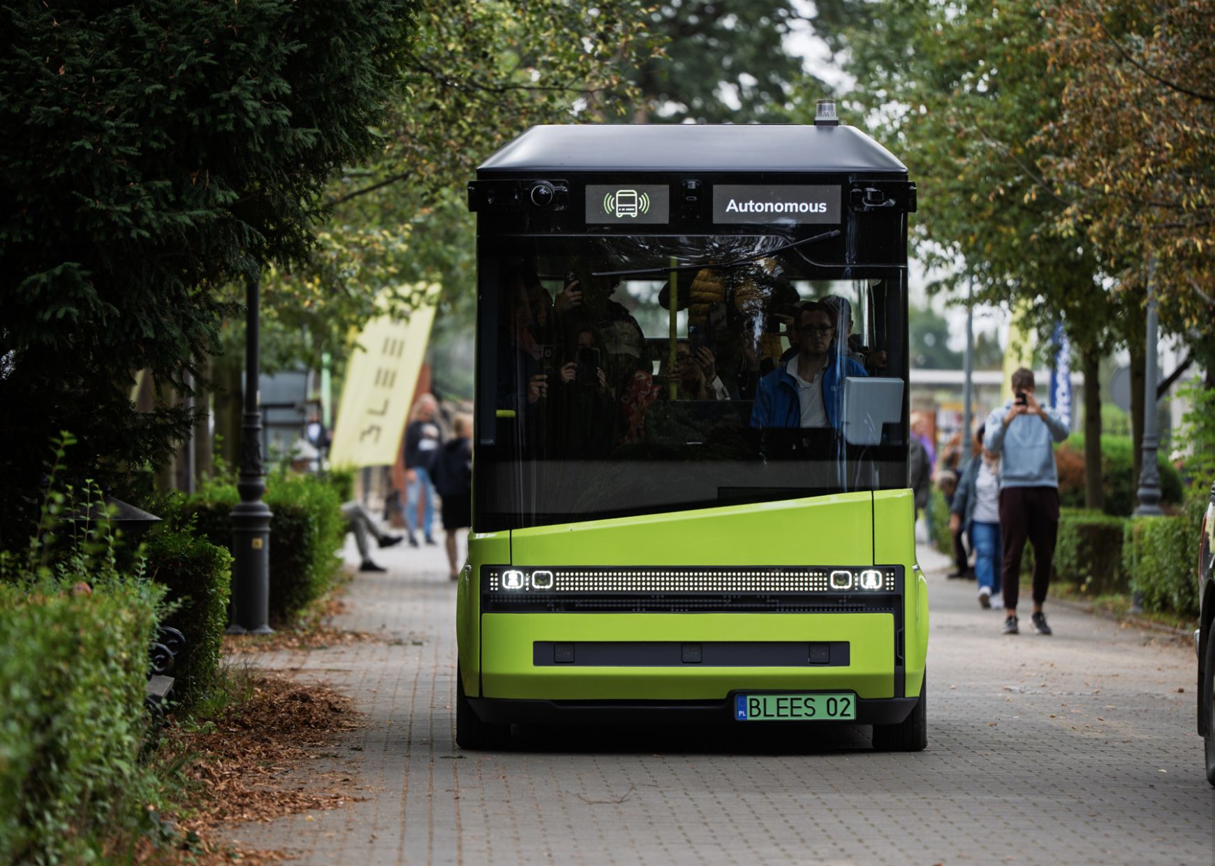 Pierwszy taki autobus na cmentarzu. To pomysł Polaków