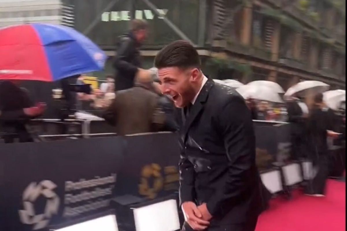 Declan Rice ucieka przed deszczem na gali PFA