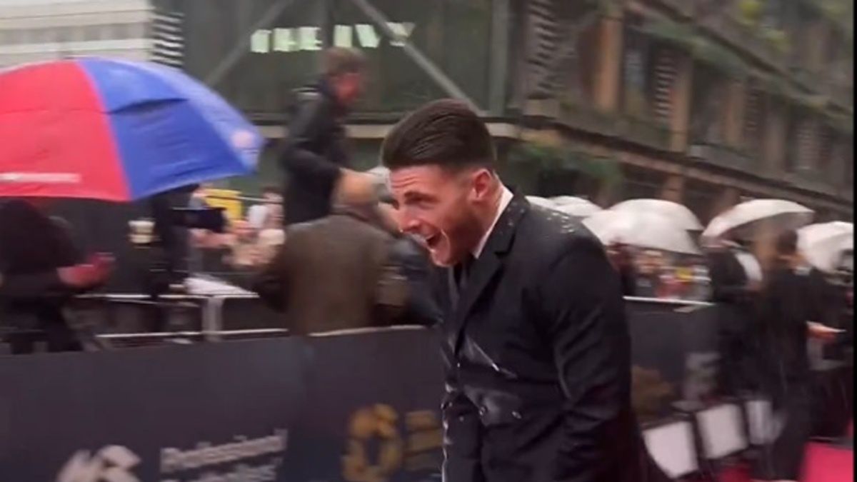 Declan Rice ucieka przed deszczem na gali PFA