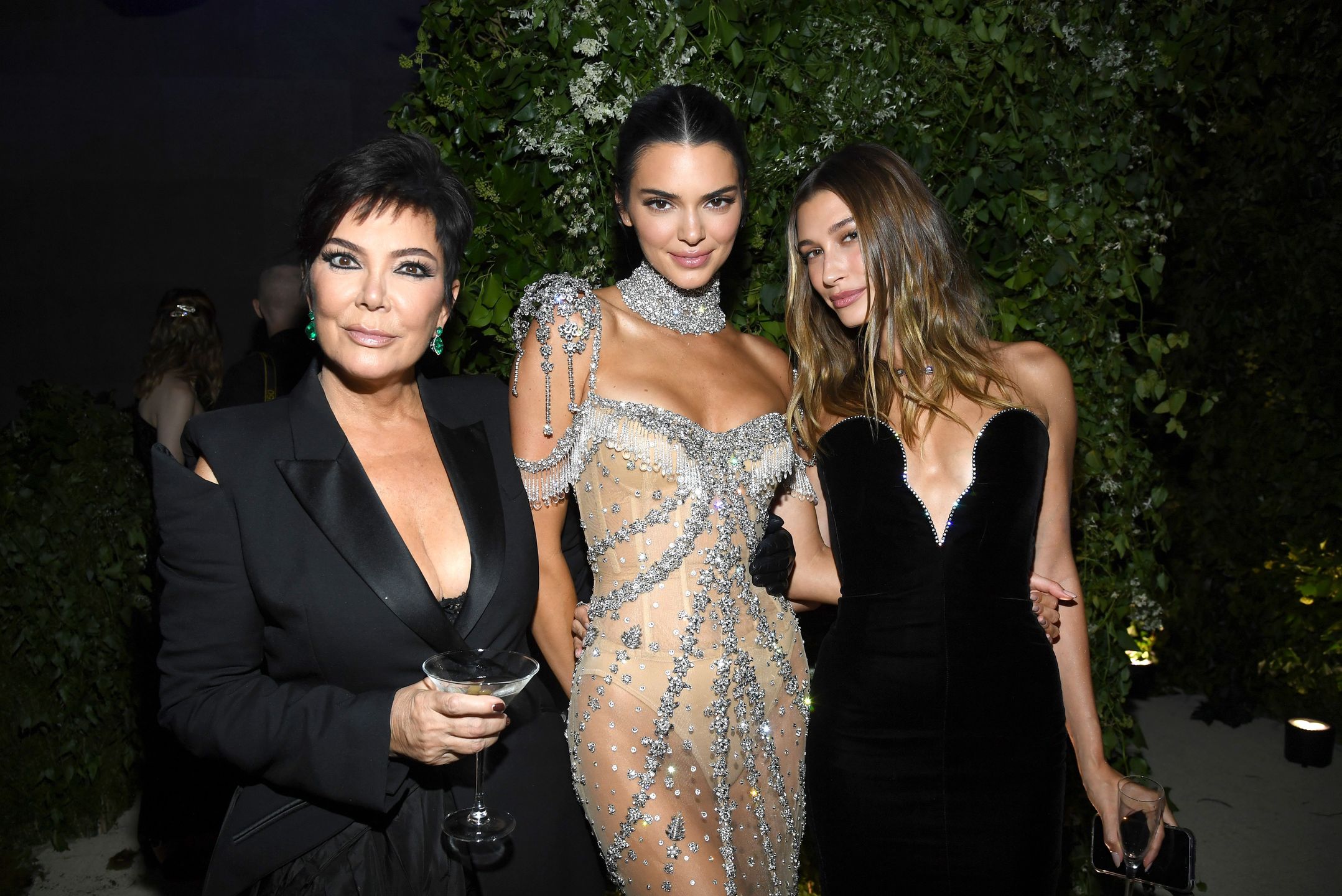 Skąd wzięła się popularność "nagich" sukienek"?