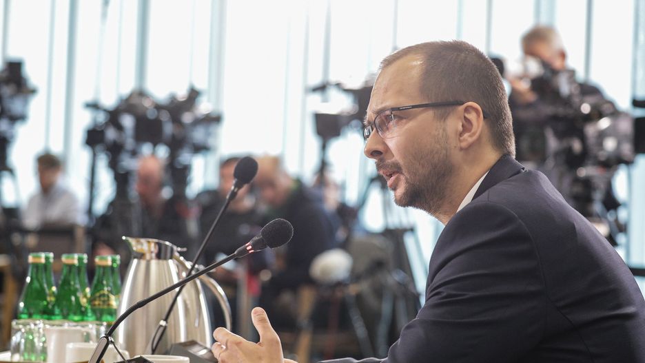 Warszawa, 19.03.2024. Były Radca Ambasady RP w Dakarze oraz Konsul RP w Tunisie Maciej Kowalski złożył zeznania podczas posiedzenia sejmowej komisji śledczej do zbadania legalności, prawidłowości oraz celowości działań, a także występowania nadużyć, zaniedbań i zaniechań w zakresie legalizacji pobytu cudzoziemców na terytorium Rzeczypospolitej Polskiej w okresie od dnia 12 listopada 2019 r. do dnia 20 listopada 2023 r., 19 bm. w Sejmie w Warszawie. (amb) PAP/Tomasz Gzell
