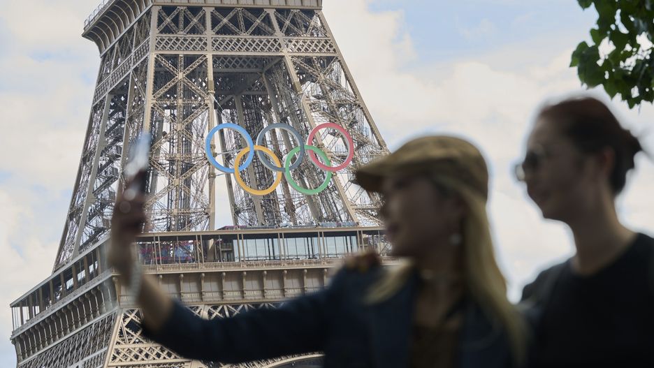 Paryż, Francja, 23.07.2024. Znak olimpijski na wieży Eiffla w Paryżu, 23 bm. W mieście trwają ostatnie przygotowania do Igrzysk Olimpiskich, które oficjalnie rozpoczną się 26 lipca. (mk) PAP/Adam Warżawa