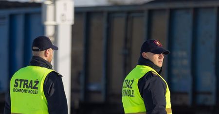 Nastolatek podróżował na wagonie pociągu towarowego