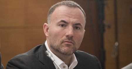 Oligarcha płacił opryszkom za malowanie swastyk. "Stara taktyka KGB"