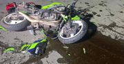 Starościce: Groźne zderzenie motocykla i ciągnika z opryskiwaczem. Dwie osoby zabrane do szpitala