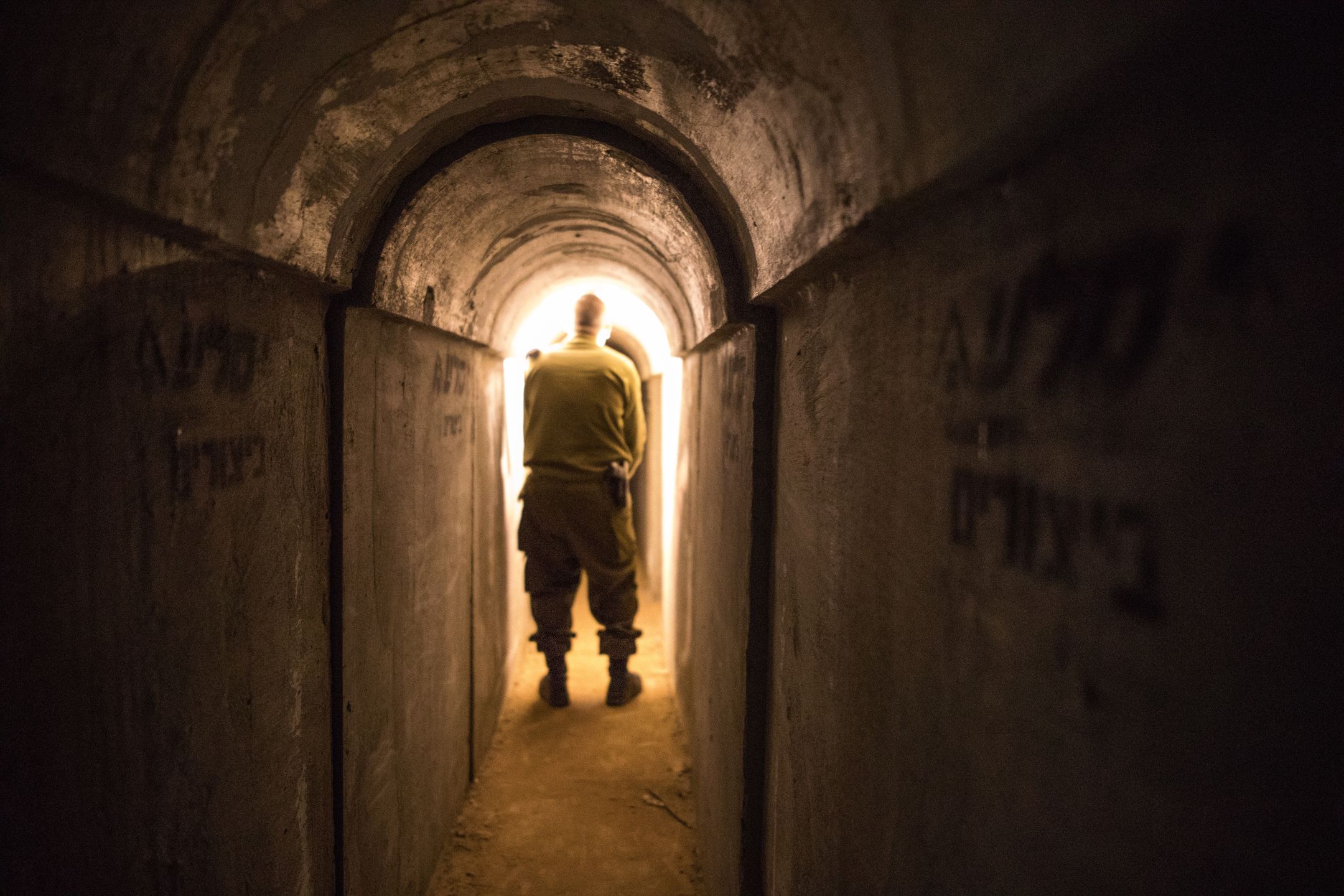 Żołnierz izraelskich sił specjalnych podczas szkolenia z wykorzystaniem technologii wirtualnej rzeczywistości w replice tunelu Hamasu, odtworzonego w izraelskiej bazie wojskowej